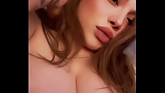 En Seksi Mavi Kıyafetleri Içeren Etkileyici Sıcak Bir Video