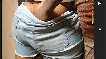 Petite Amie Amateur Montre Son Gros Cul Dans Un Short Serré Tout En Se Faisant Branler En Gros Plan