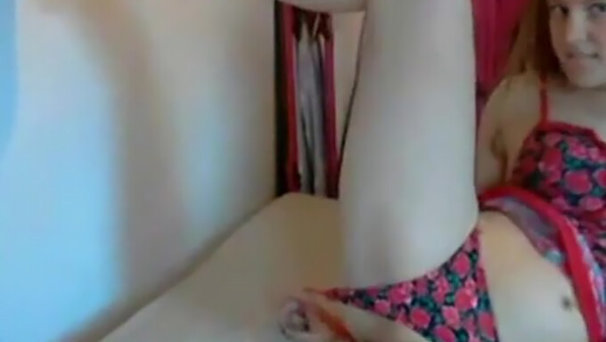 Amateur Pawg Wackelt Mit Ihrem Großen Hintern In Einem Hausgemachten Webcam-Video