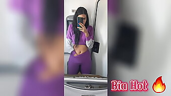 Bia Hot, En Kåt Brunett, Njuter På Bussen