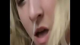 Blond Babe Får Deepthroating Og Kommer Gjennom Nesen I Fetish Video