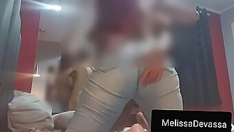 Melissa Devassas Søn Ser På Hendes Forførende Striptease Og Orgasme