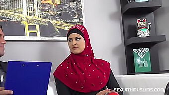 المحامي الشرق أوسطي يستمتع بالمتعة الفموية من امرأة مسلمة