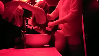 Hombres Se Involucran En Encuentros Calientes En El Baño Del Club