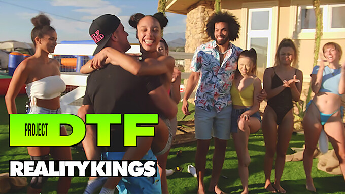 Interracial-Schönheiten Rennen Nackt Vor Einer Pool-Orgie - Reality Kings