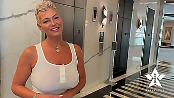 Busty Model Møder Fan I Hotellobbyen Til En Hed Oplevelse