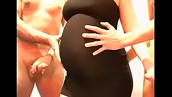 Sexe De Groupe Rempli De Sperme Sur Une Femme Enceinte En Robe Noire