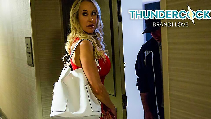 Brandi Love, Una Seductora Milf Con Grandes Tetas, Complace A Su Pareja Bien Dotada Con Su Boca Y Garganta