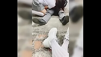 Três Amigos Se Envolvem Em Um Ménage À Trois Quente Em Um Quarto De Dormitório Universitário.