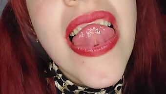 ¡mírame Darte Placer Con Mi Lengua Y Mostrar Mi Atuendo Ajustado En Este Video Caliente!