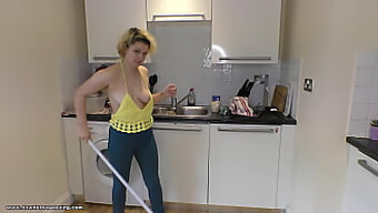 Delilah'S Hot Kitchen Cleaning Session Odhaluje Dráždivý Pohled Na Spodní Halenku