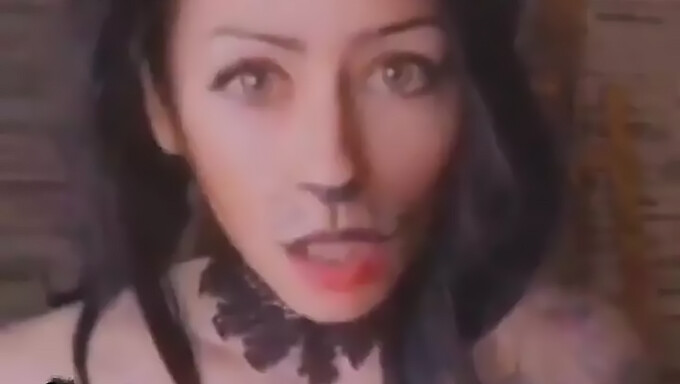 穿着猫装的熟女纹身并展示大自然的乳房